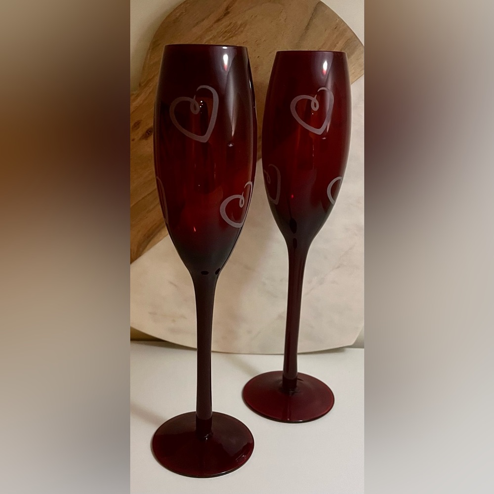 Set of 2 Champagne Glasses w/Hearts Throughout